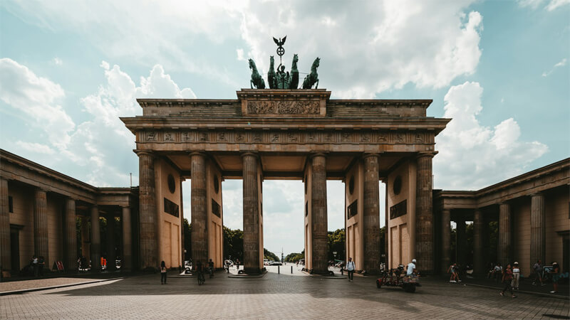 prime tours brandenburge tor germany Photo by Claudio Schwarz on Unsplash