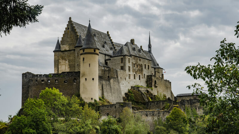 prime tours luxury travel destinations historic places and castles Benelux Vianden – Vianden Castle Photo by Mike van den Bos on Unsplash